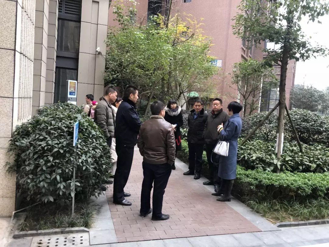 新都區(qū)街道、社區(qū)、公安一行參觀鑫安智慧社區(qū)。